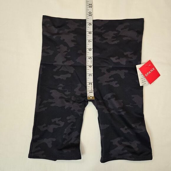 SPANX Look At Me Now Bike Shorts Black Camo Size Medium 7" Inseam 50180R‎ NWT - Picture 5 of 9